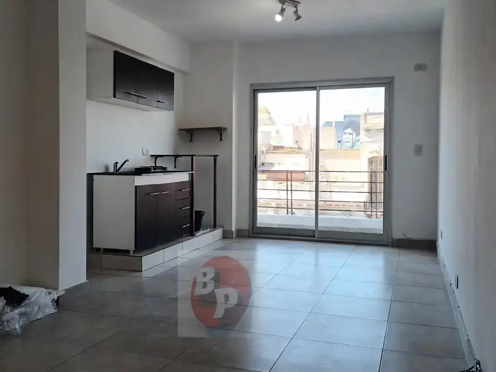 Estudio con balcón al frente