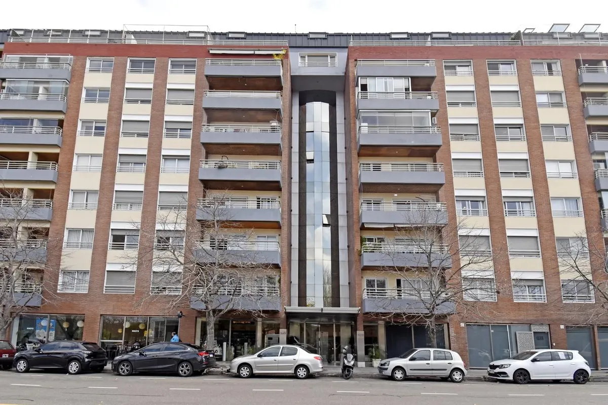 Departamento con balcón y pileta