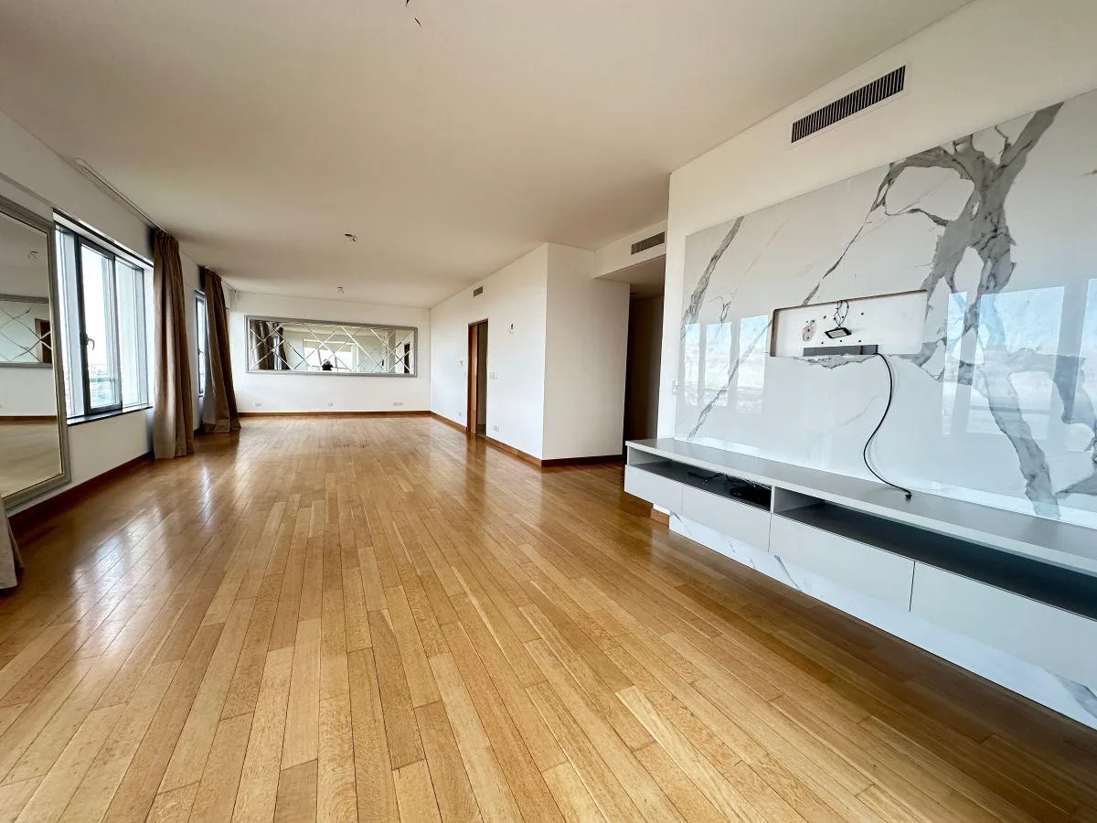 High-floor closed balcony