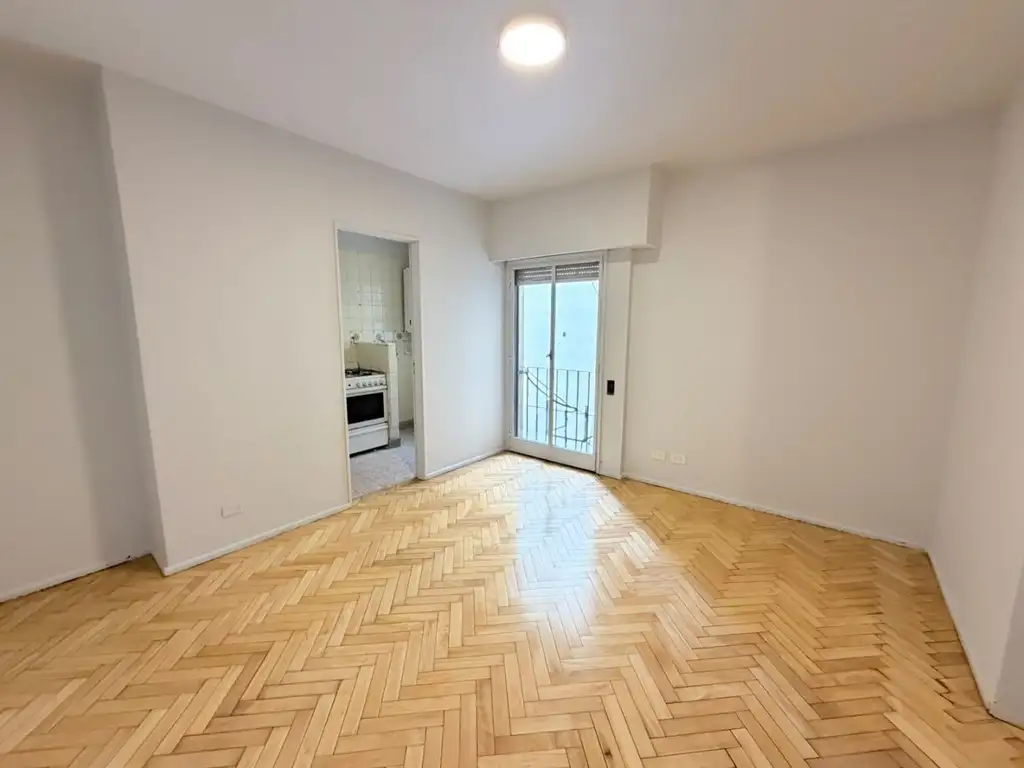 Monoambiente con balcón francés