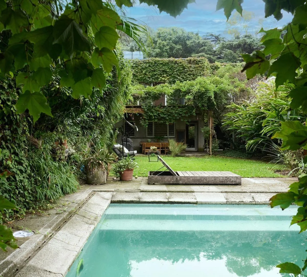 House with garden and pool
