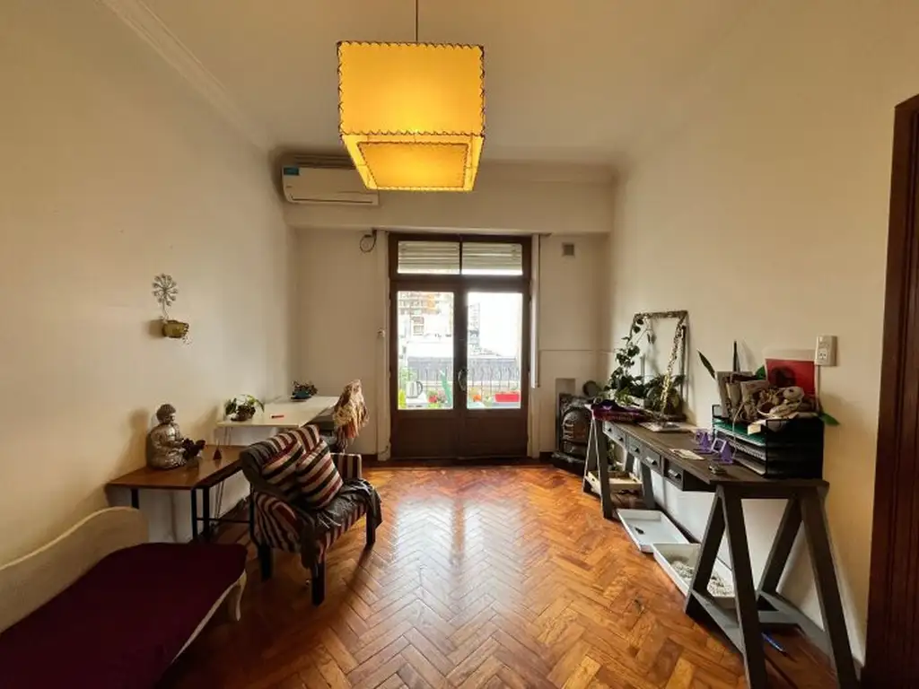 Departamento con balcón a la calle