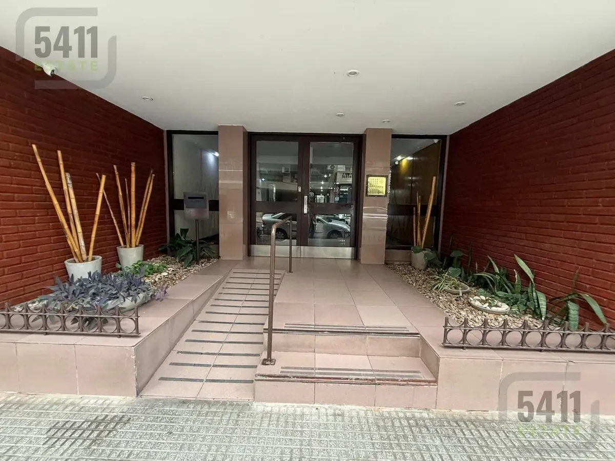 2 ambientes con balcón y patio