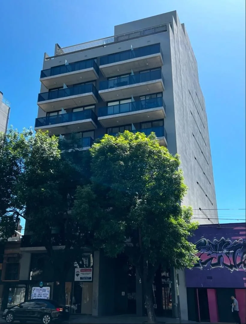 Monoambiente con cochera y balcón