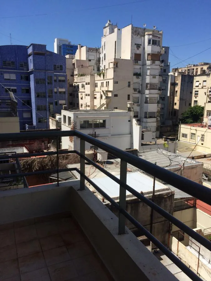 Monoambiente con balcón y A/C