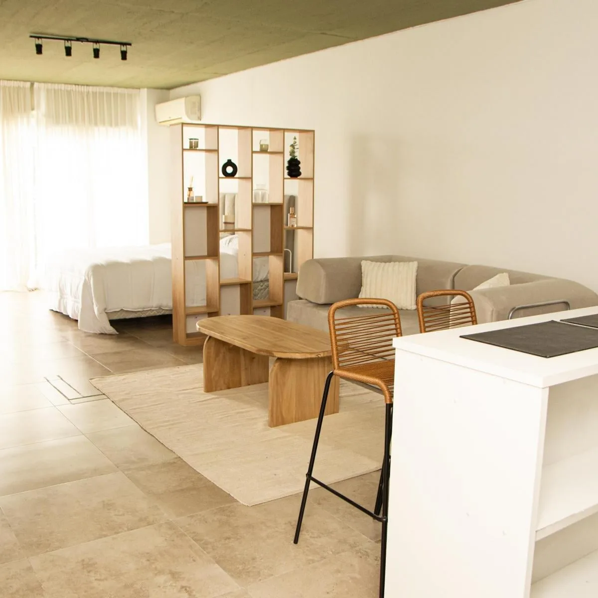 Monoambiente con balcón y pileta