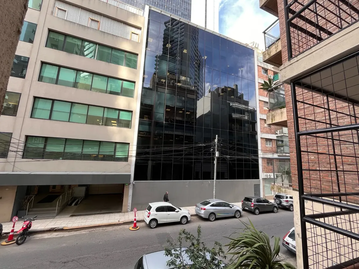 Departamento con balcón y cochera en Núñez