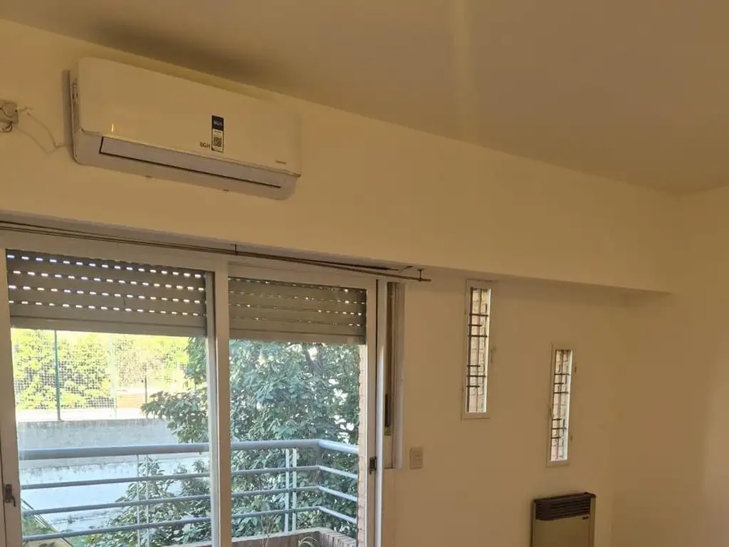 Departamento con balcón al contrafrente
