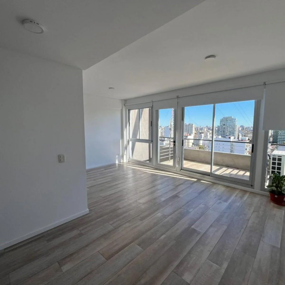 Studio with balcony and parking
