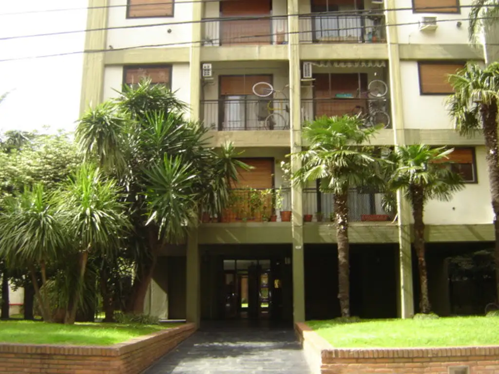 2 dormitorios con balcón y jardín