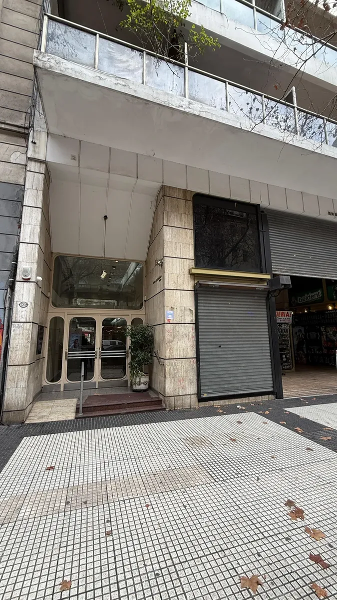 Monoambiente con balcón a la calle