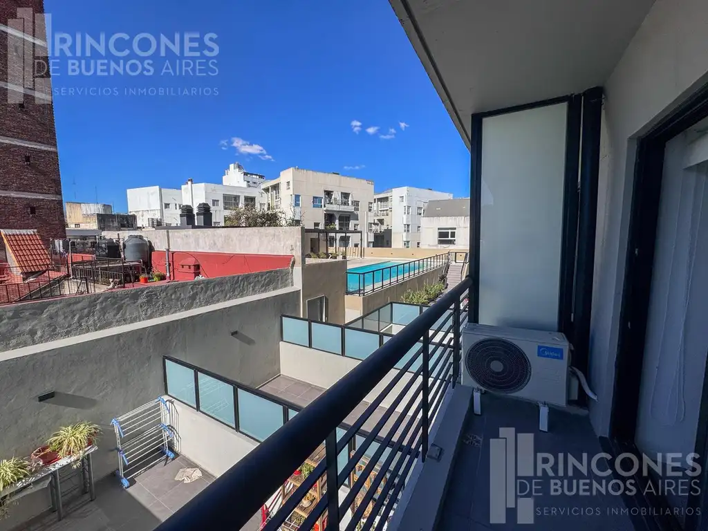Monoambiente con balcón y pileta