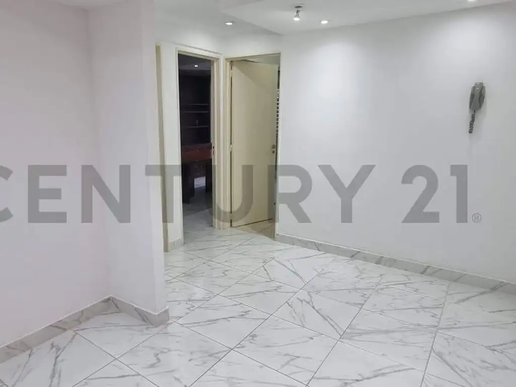 Departamento con balcón en Microcentro