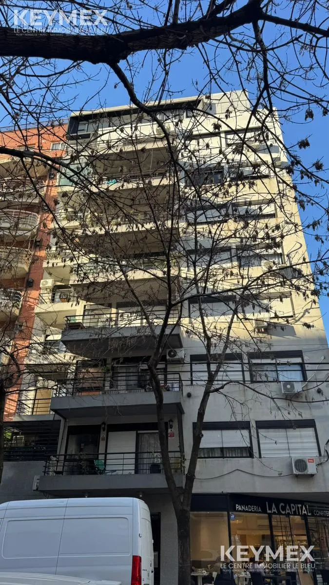 Monoambiente al frente con balcón