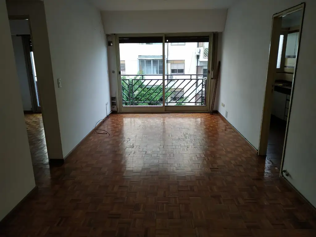 Departamento con balcón corrido