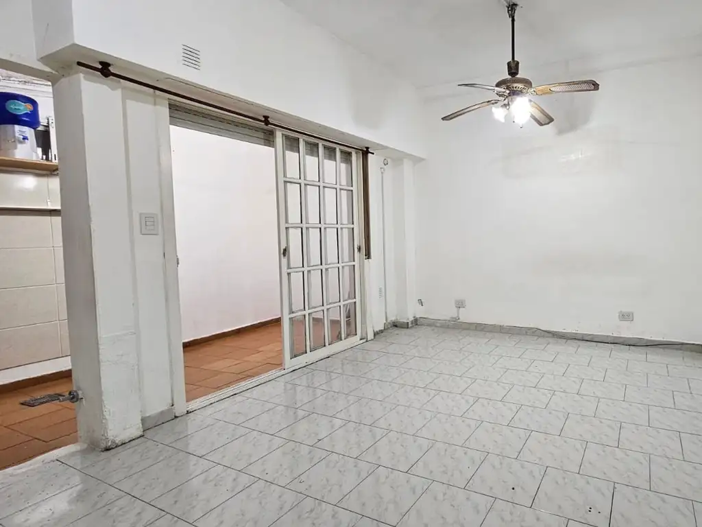 Monoambiente con patio cubierto