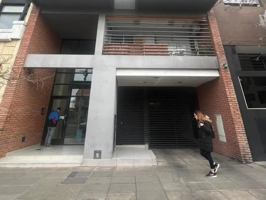 Ambiente y medio con balcón