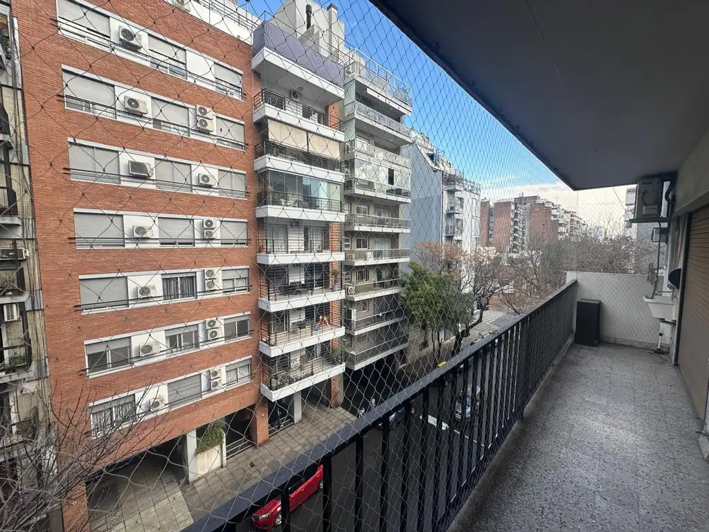 Departamento con balcón corrido