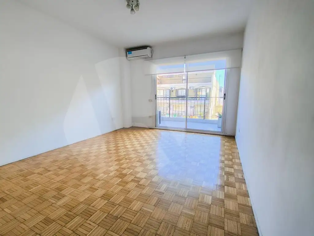 Monoambiente con balcón