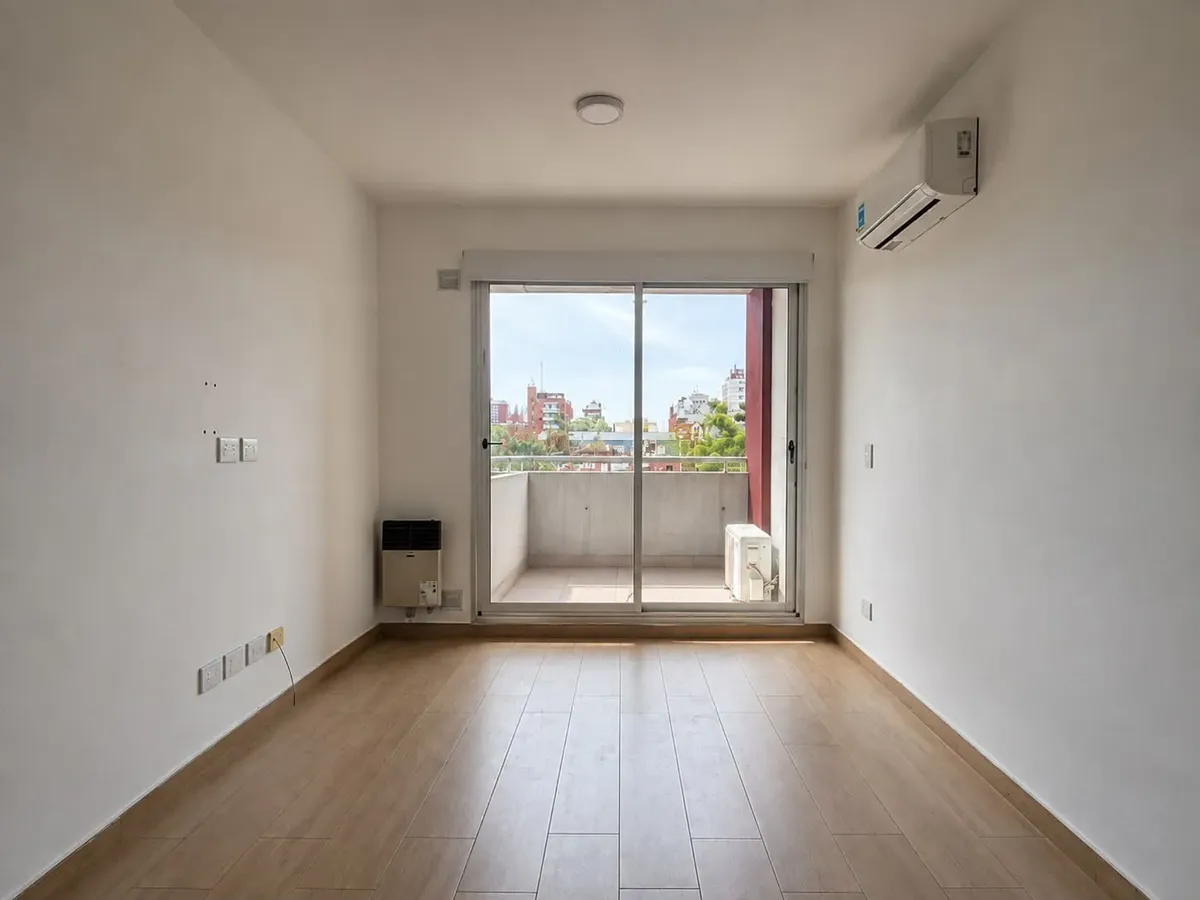 Studio with balcony and garden, Coghlan