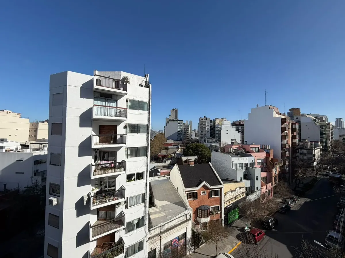 Monoambiente con balcón al frente
