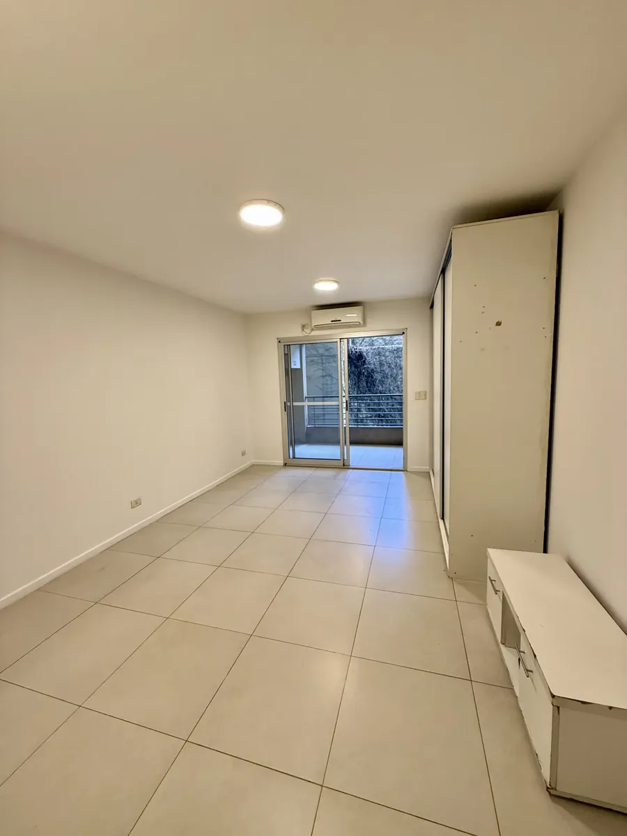 Monoambiente con balcón y piscina