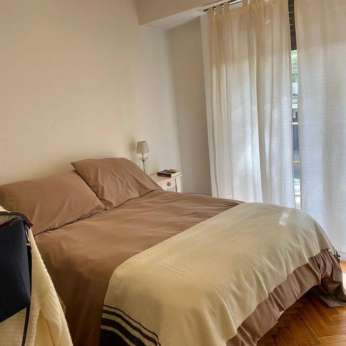 2 ambientes al frente con balcón
