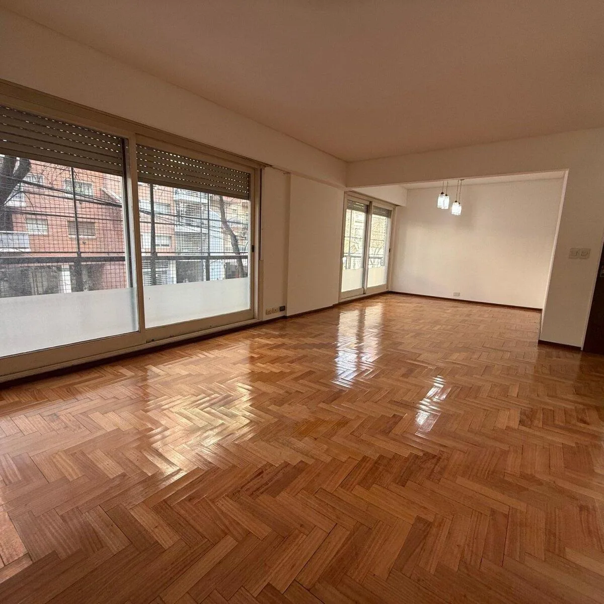 Semipiso al frente con balcón