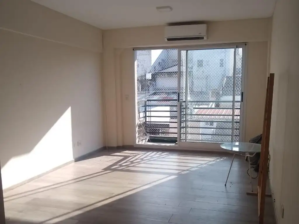 Monoambiente contrafrente con balcón