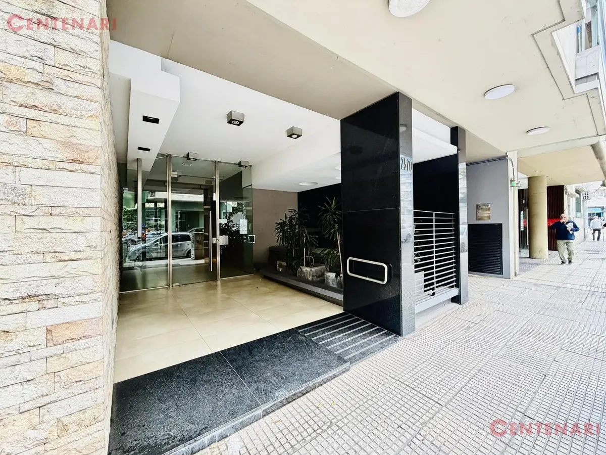 Monoambiente con balcón y piscina