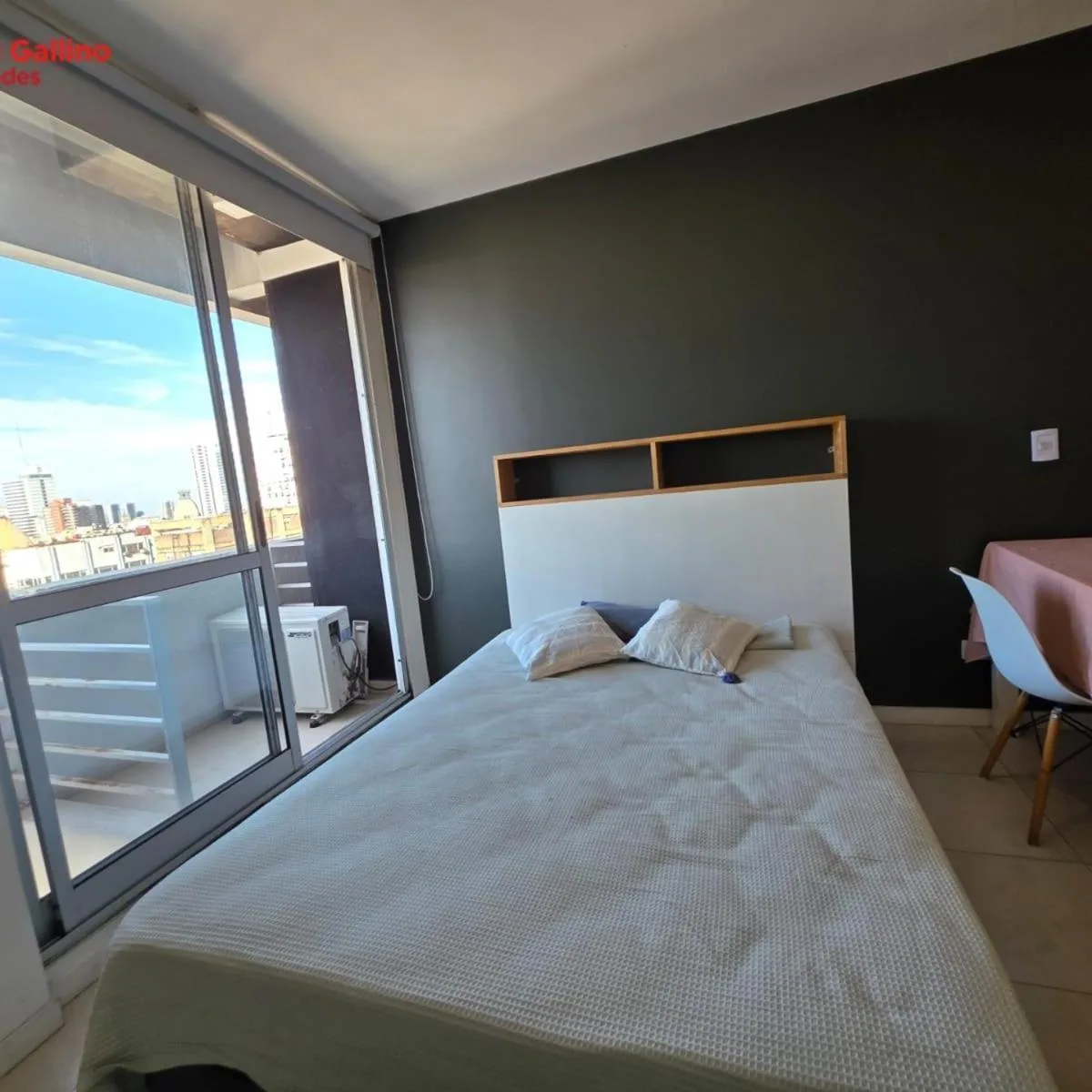 Departamento con balcón y pileta