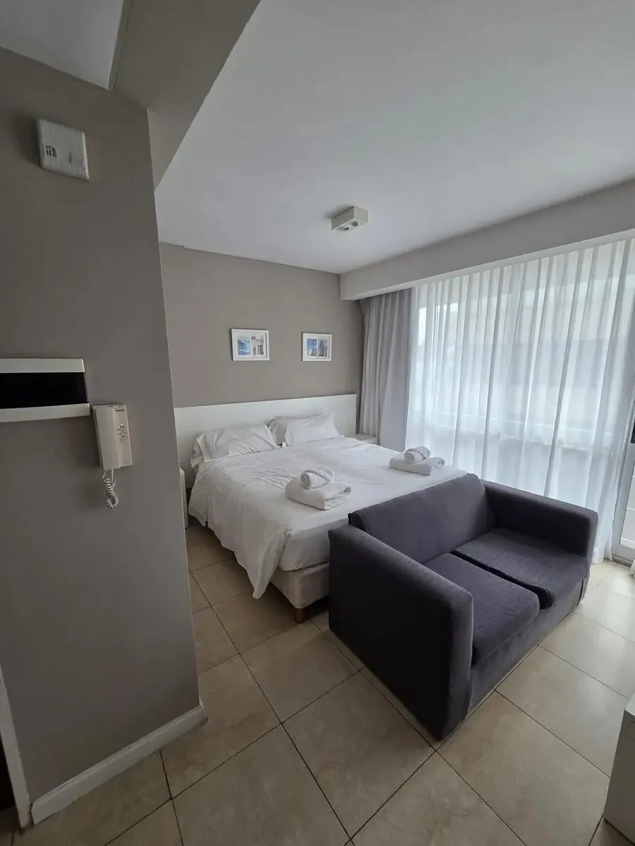 Estudio amoblado con terraza y pileta