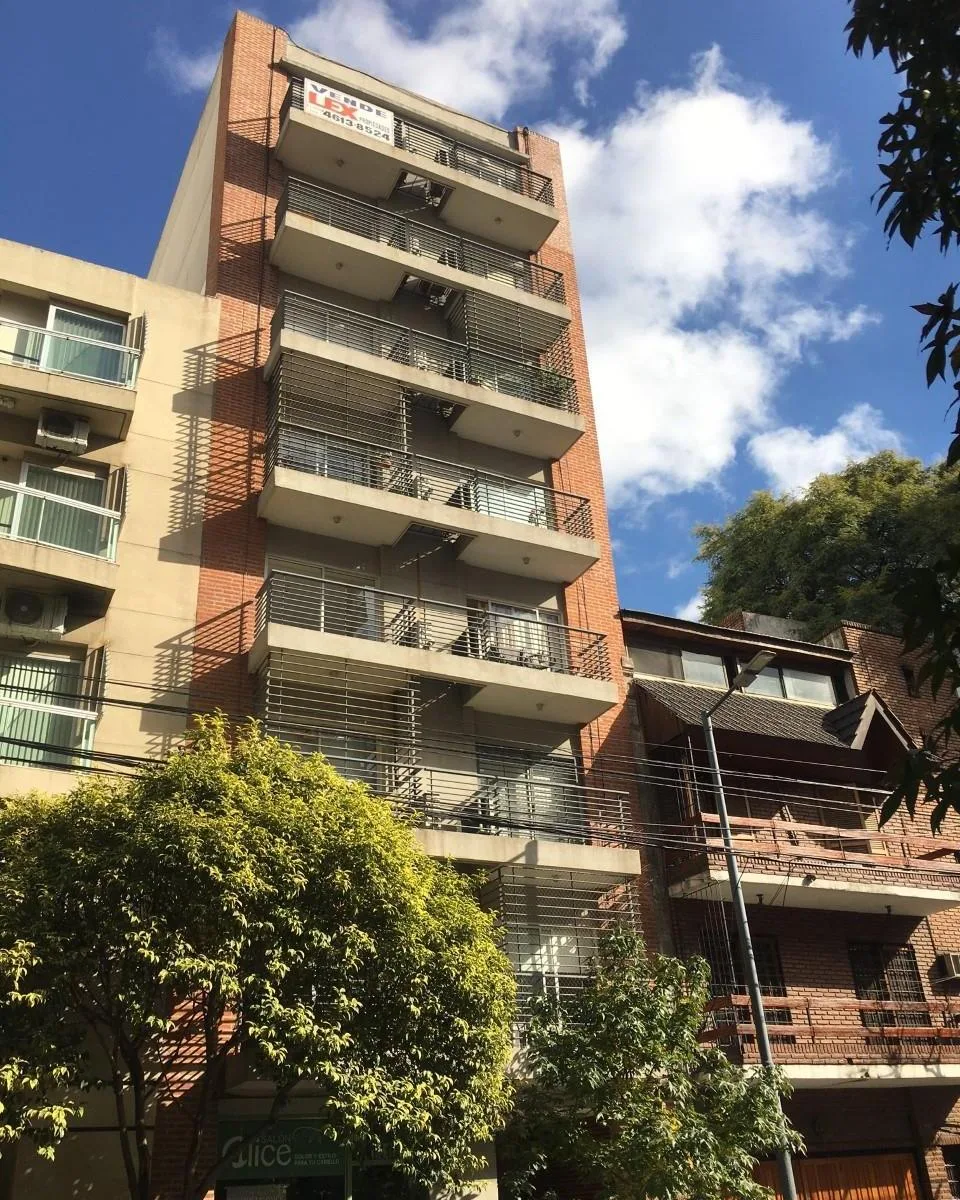 Monoambiente al frente con balcón
