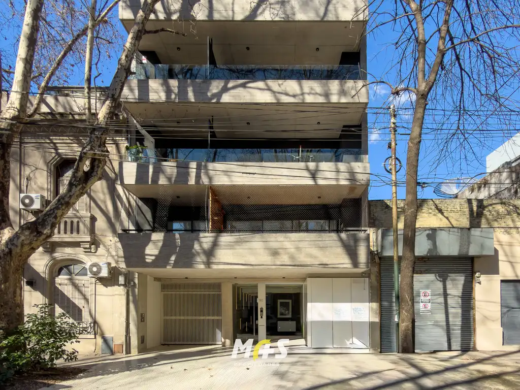 Chacarita con balcón aterrazado