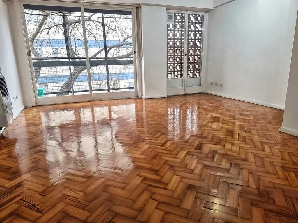 Departamento en esquina con balcón