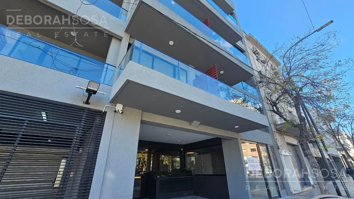 Monoambiente con balcón y piscina