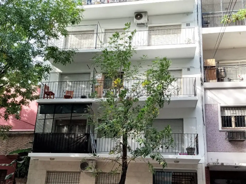 Monoambiente con balcón y terraza