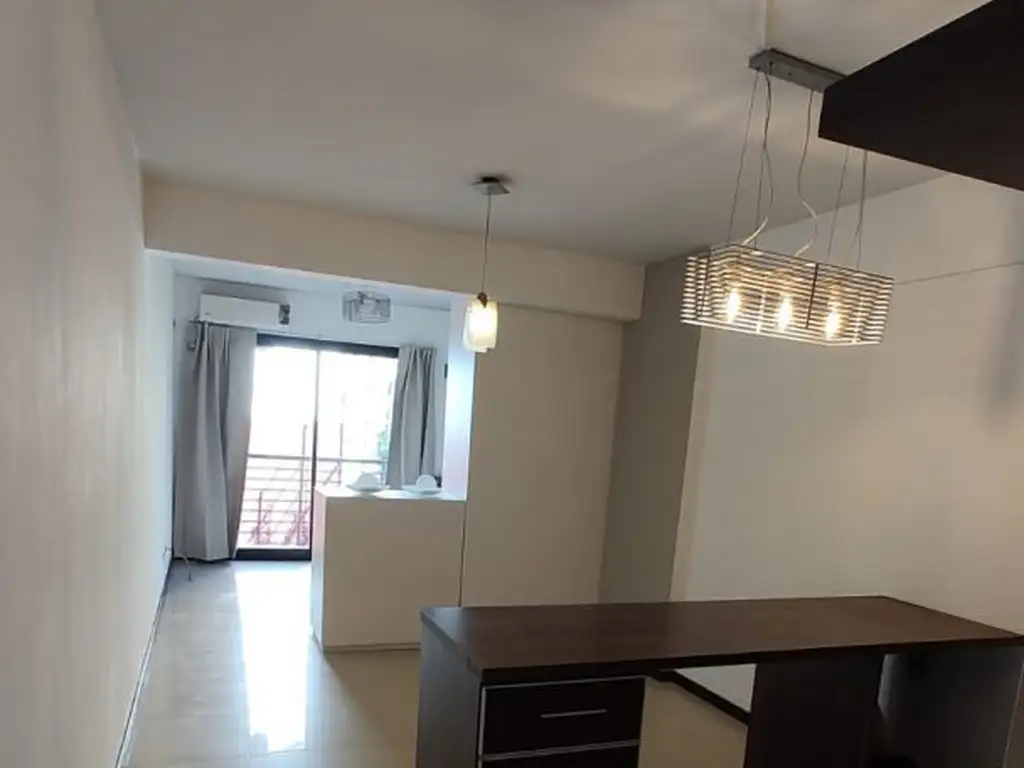Monoambiente con balcón y terraza