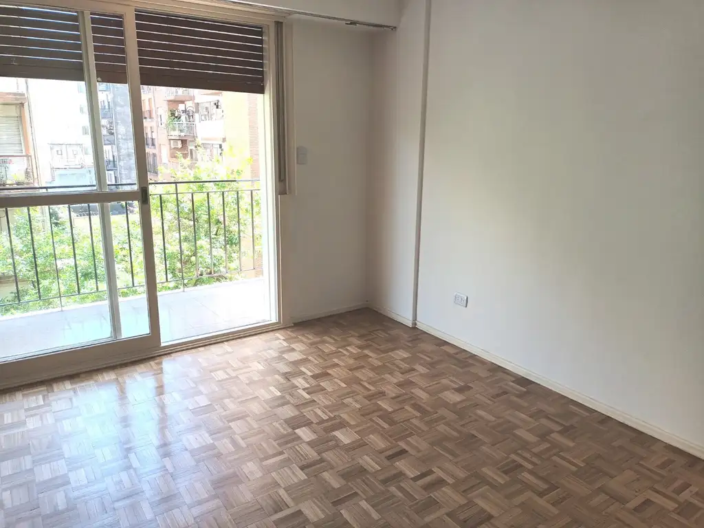 Departamento con balcón corrido