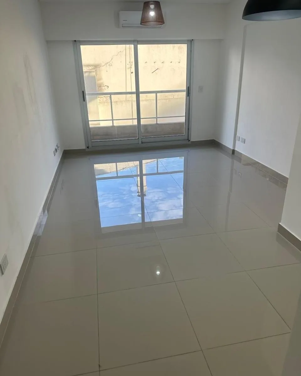 Monoambiente con balcón y pileta