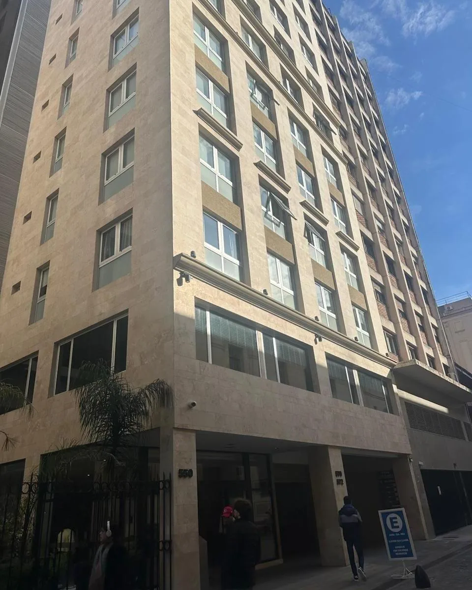 Monoambiente con balcón y pileta