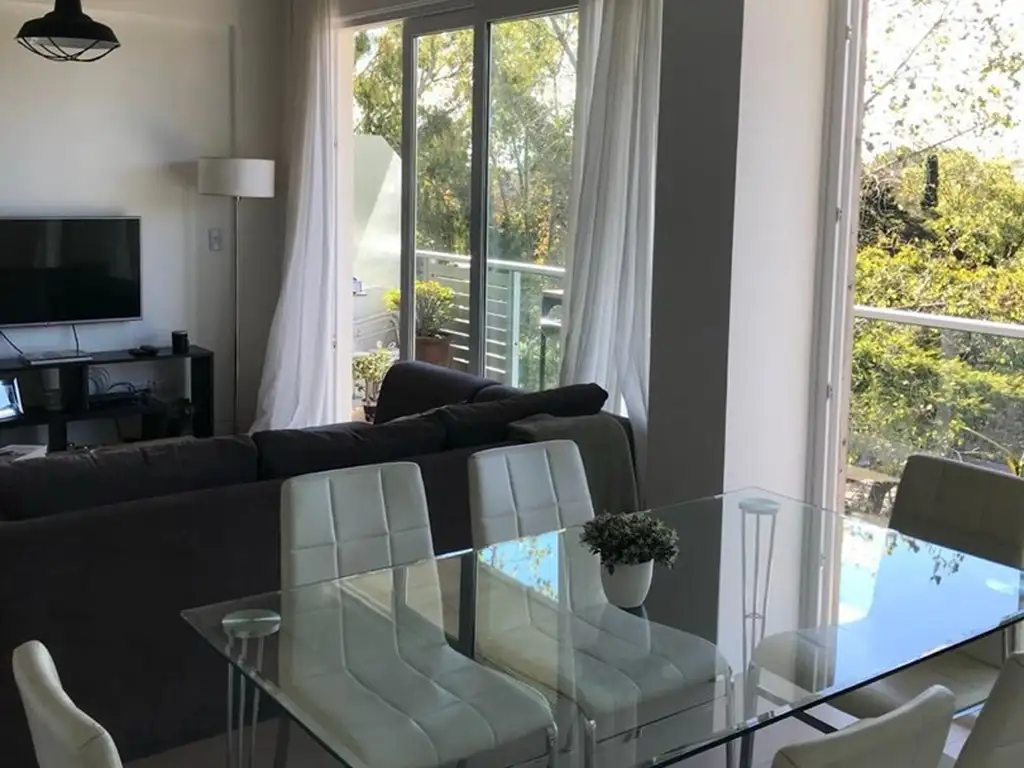 Departamento con balcón y terraza
