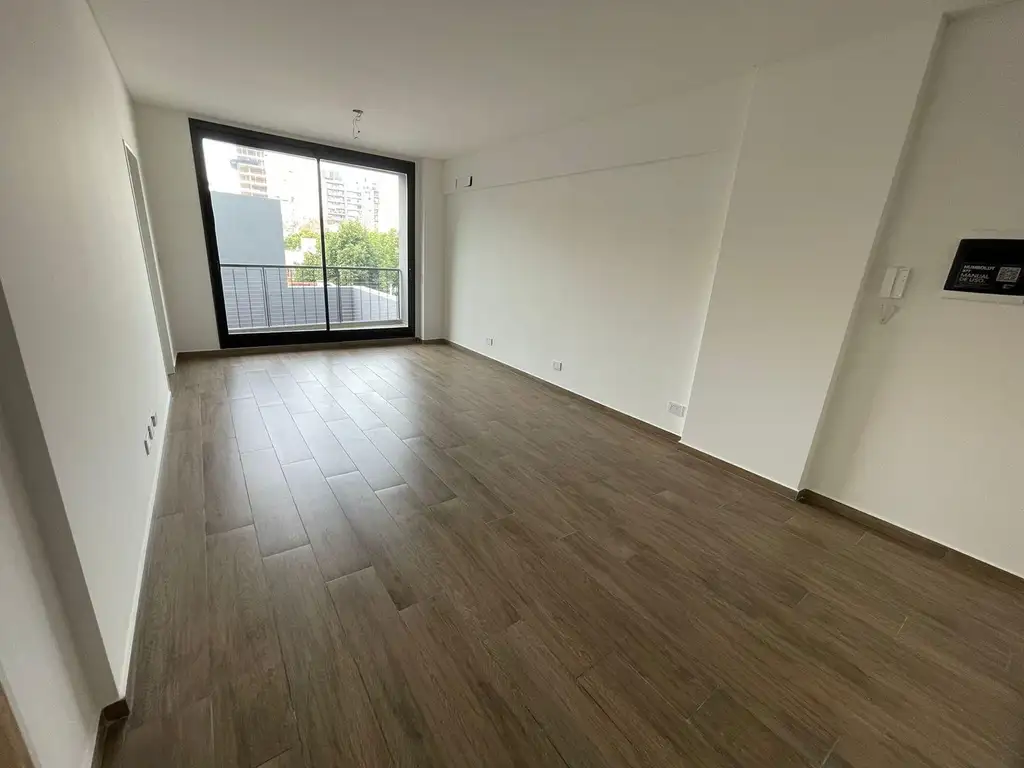 Monoambiente con balcón y parrilla