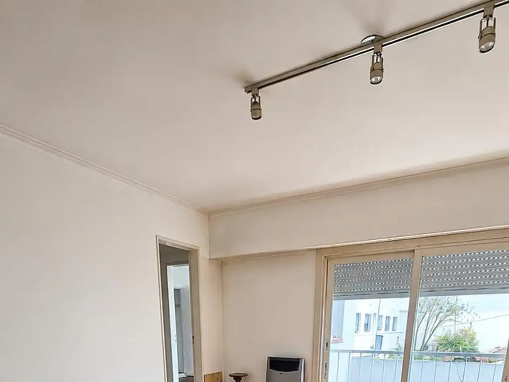 Departamento con balcón francés y terraza común