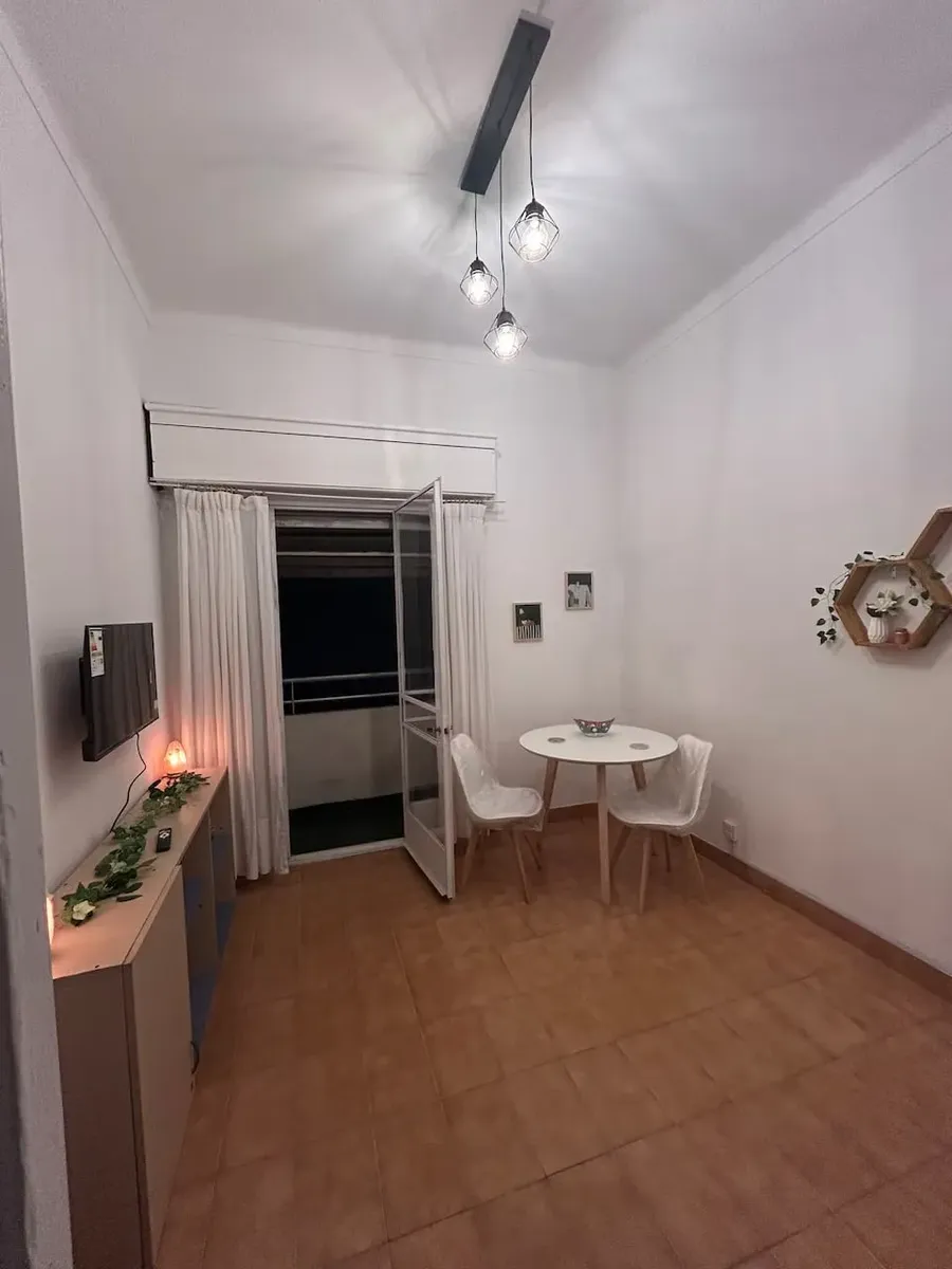 1 dormitorio con balcón a la calle