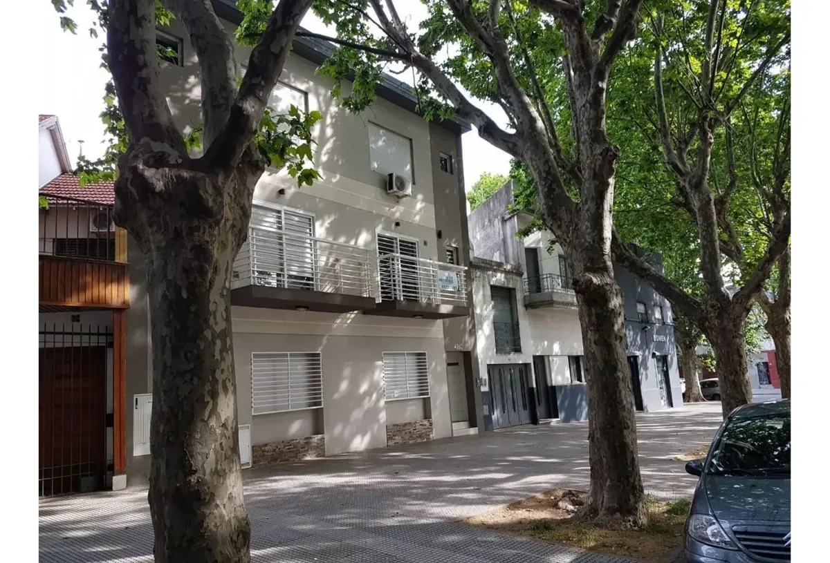 Duplex frente con balcón