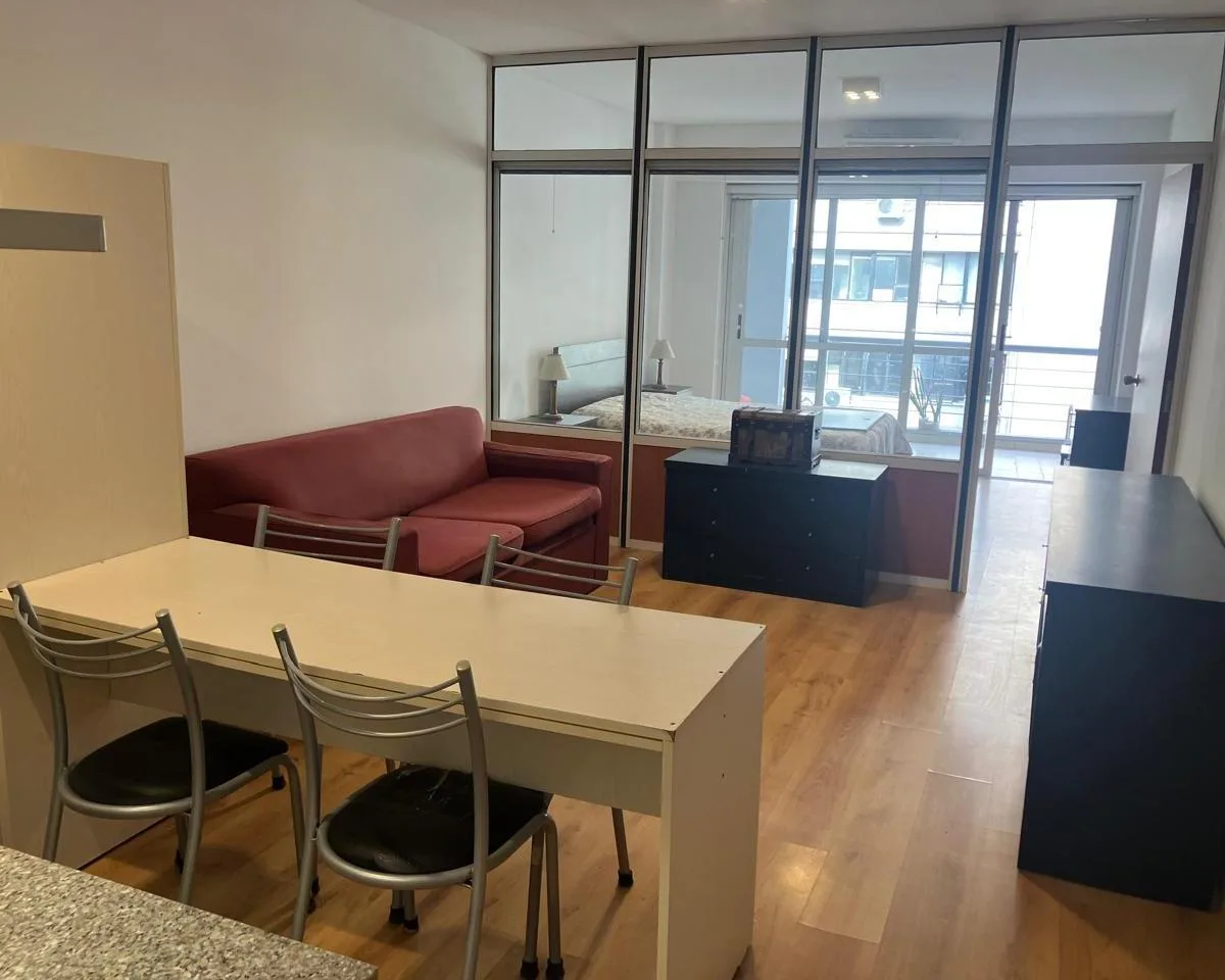 Monoambiente amoblado con balcón