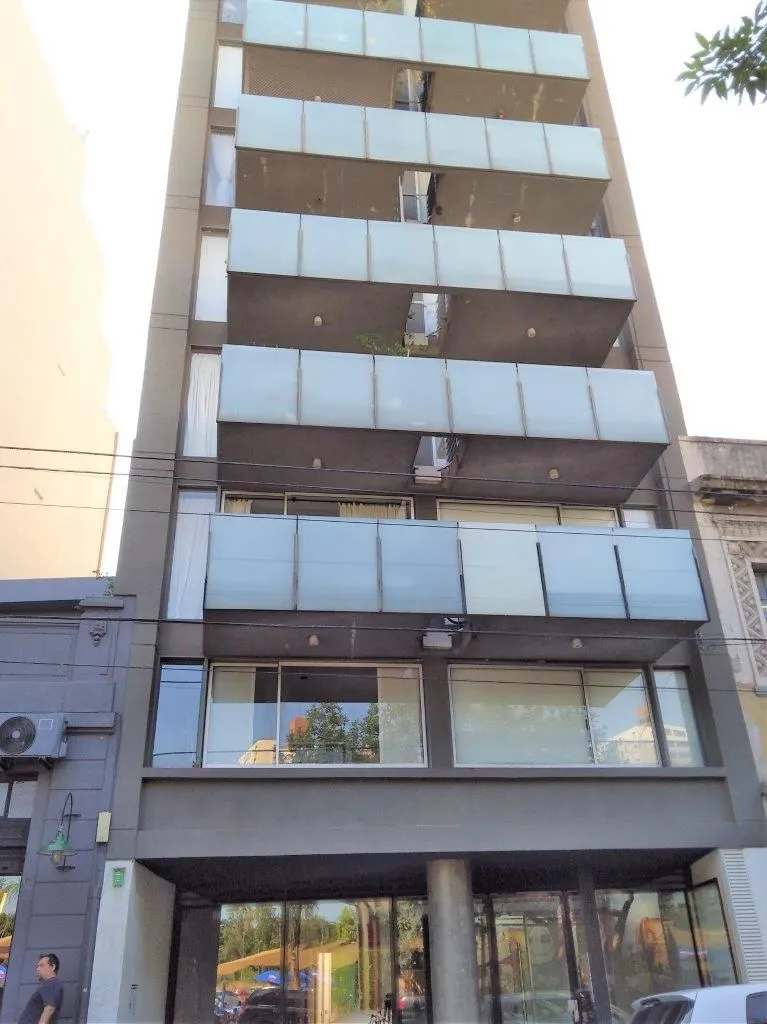Monoambiente con balcón y cochera