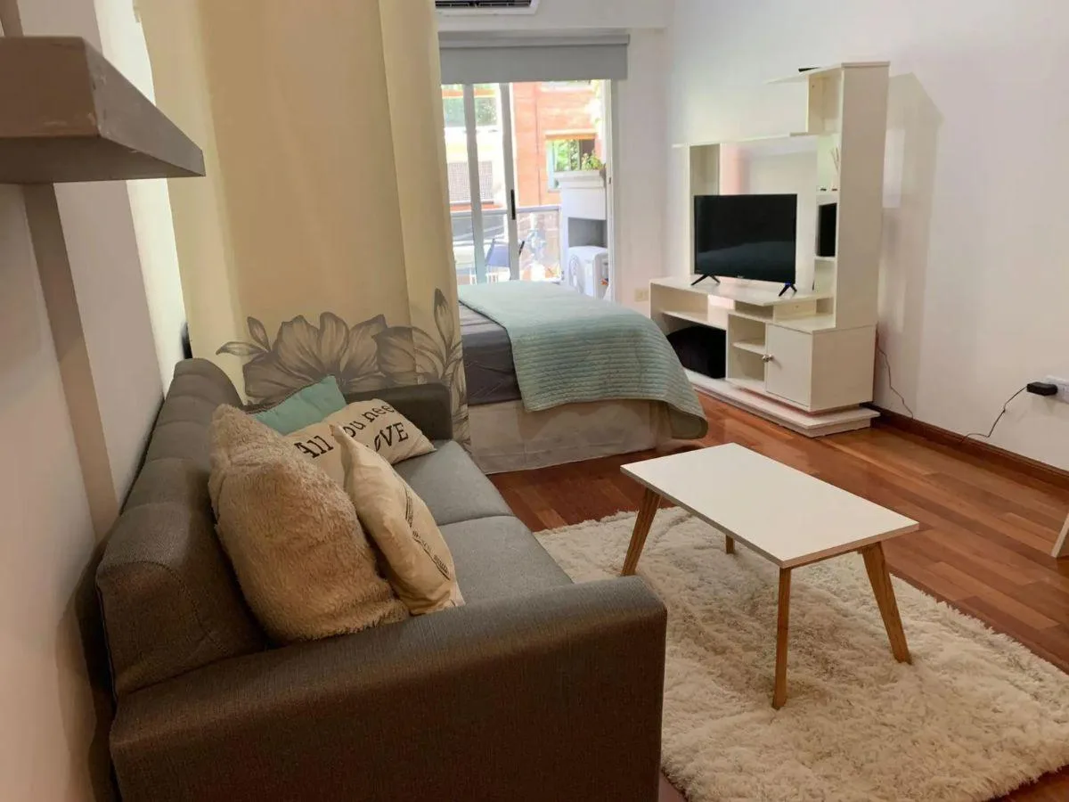 Monoambiente con balcón al frente
