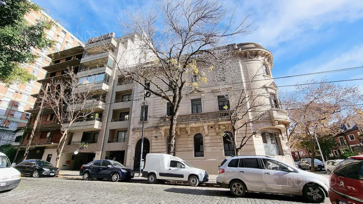 Monoambiente amoblado con balcón